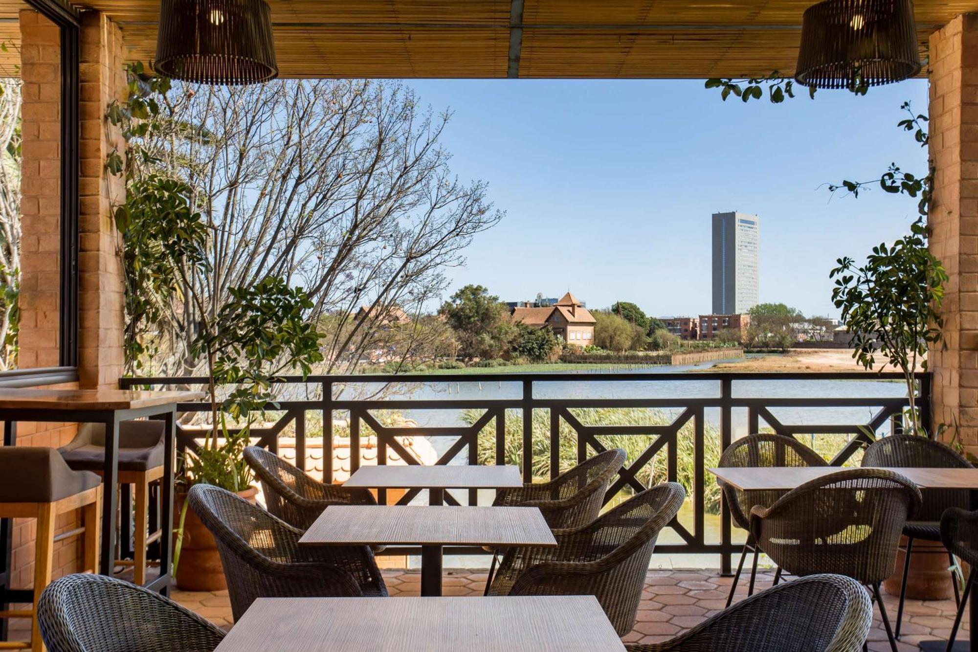 Radisson Hotel Tamboho Waterfront Антананаріву Екстер'єр фото